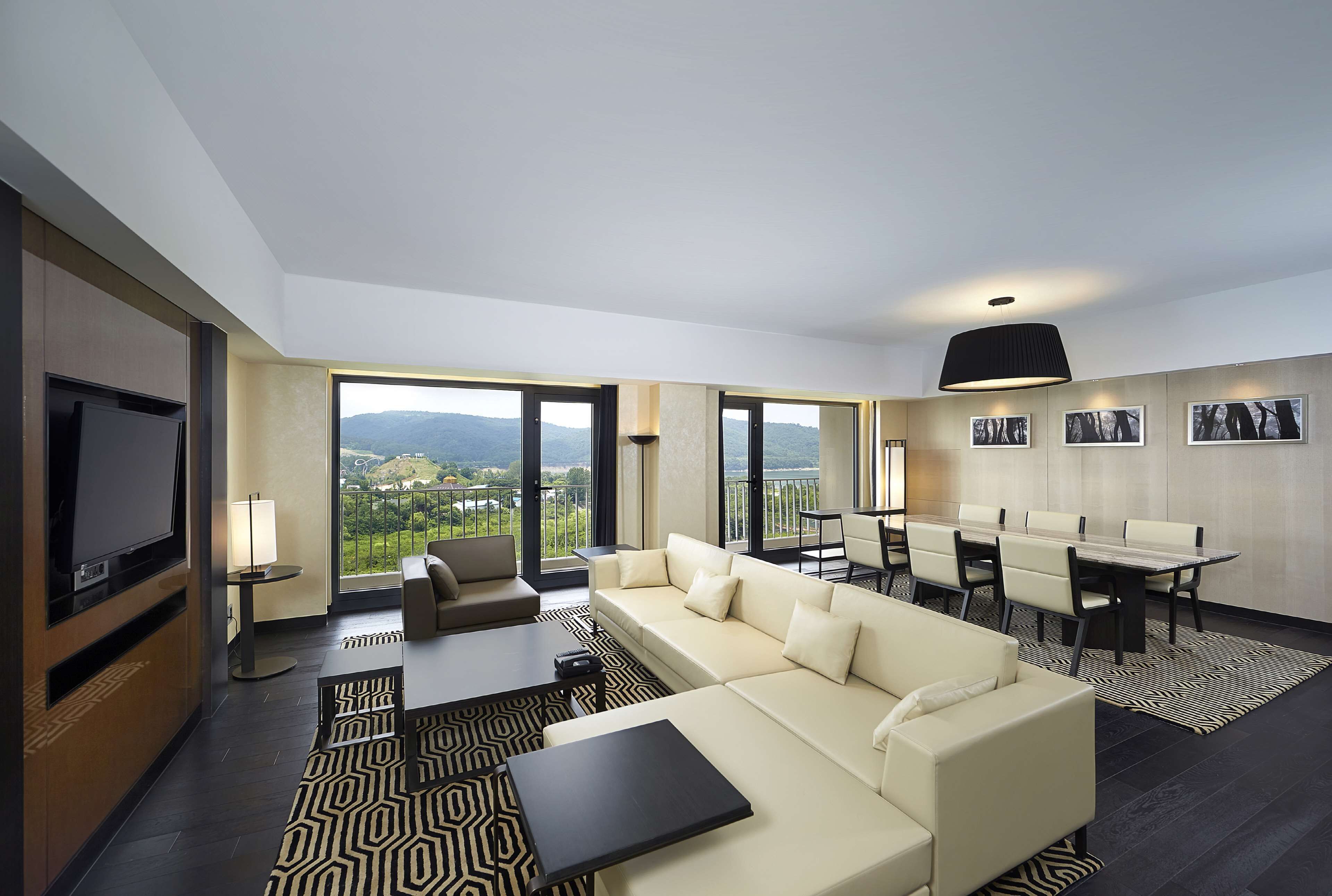 executive suite, 1 king bed (espero suite) | minibar, in-room safe, blackout curtains, soundproofing