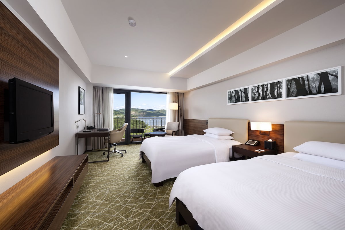 Executive Room, 2 Twin Beds, Lake View | Minibar, in-room safe, blackout drapes, soundproofing