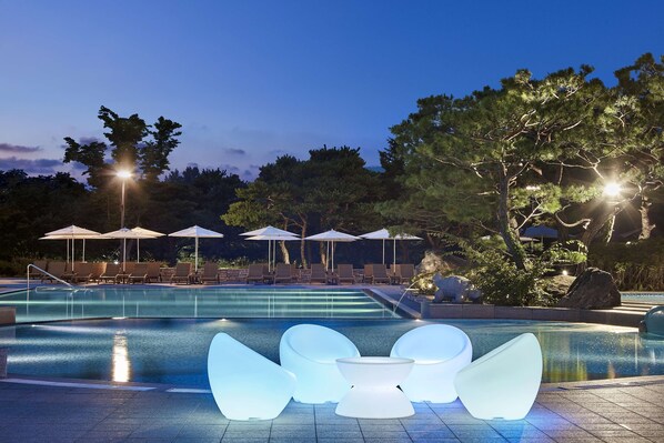 Indoor pool, seasonal outdoor pool, sun loungers