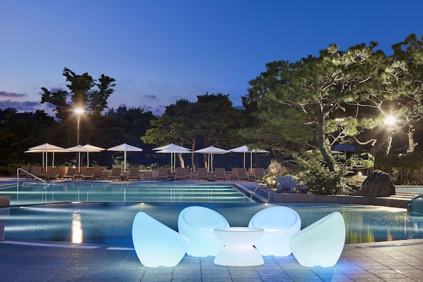 Indoor pool, seasonal outdoor pool, sun loungers