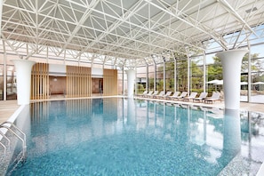 Indoor pool, seasonal outdoor pool, pool loungers