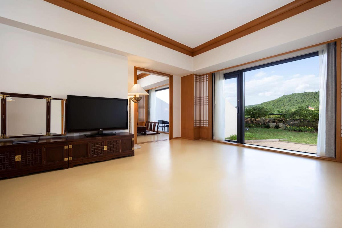 minibar, in-room safe, blackout curtains, soundproofing