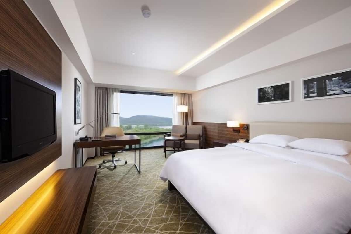 Minibar, in-room safe, blackout drapes, soundproofing
