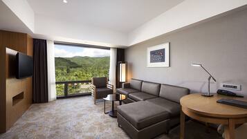 Junior suite, 1 kingsize bed (Maple) | Woonkamer | Televisie en betaalfilms