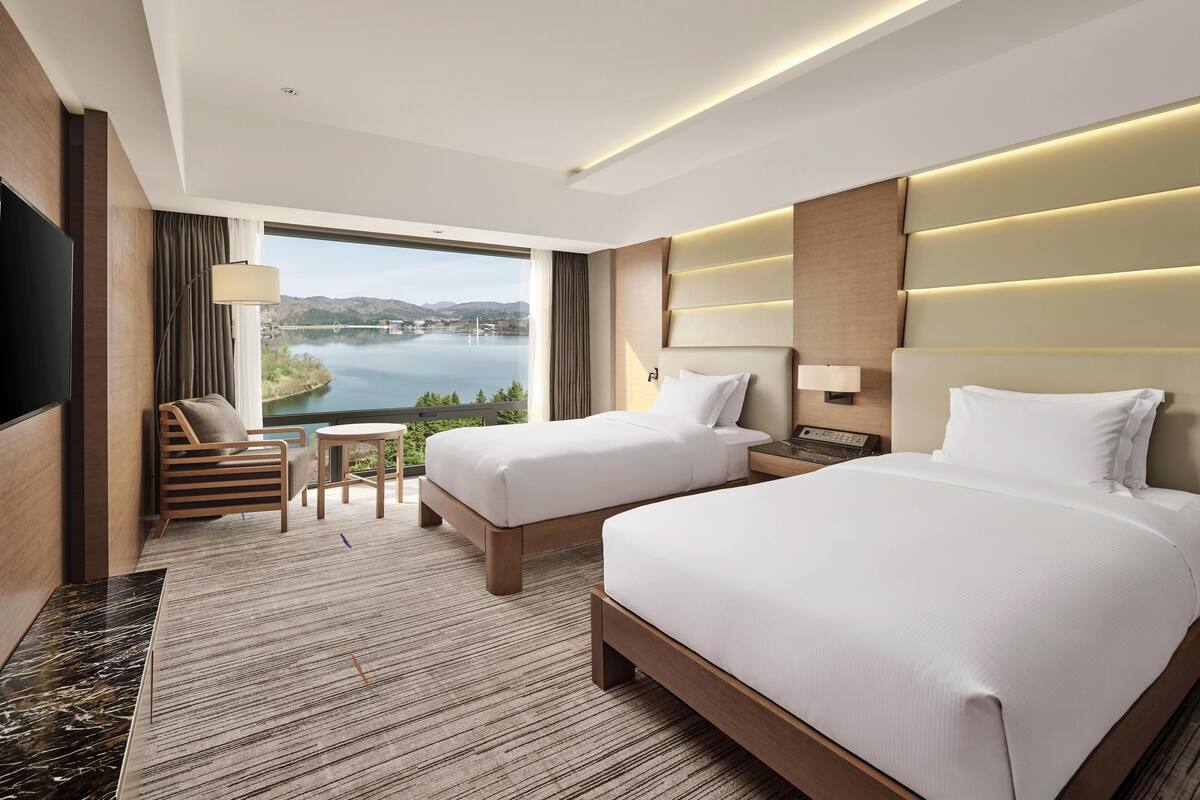 premium suite, 2 single beds (maple) | minibar, in-room safe, blackout curtains, soundproofing