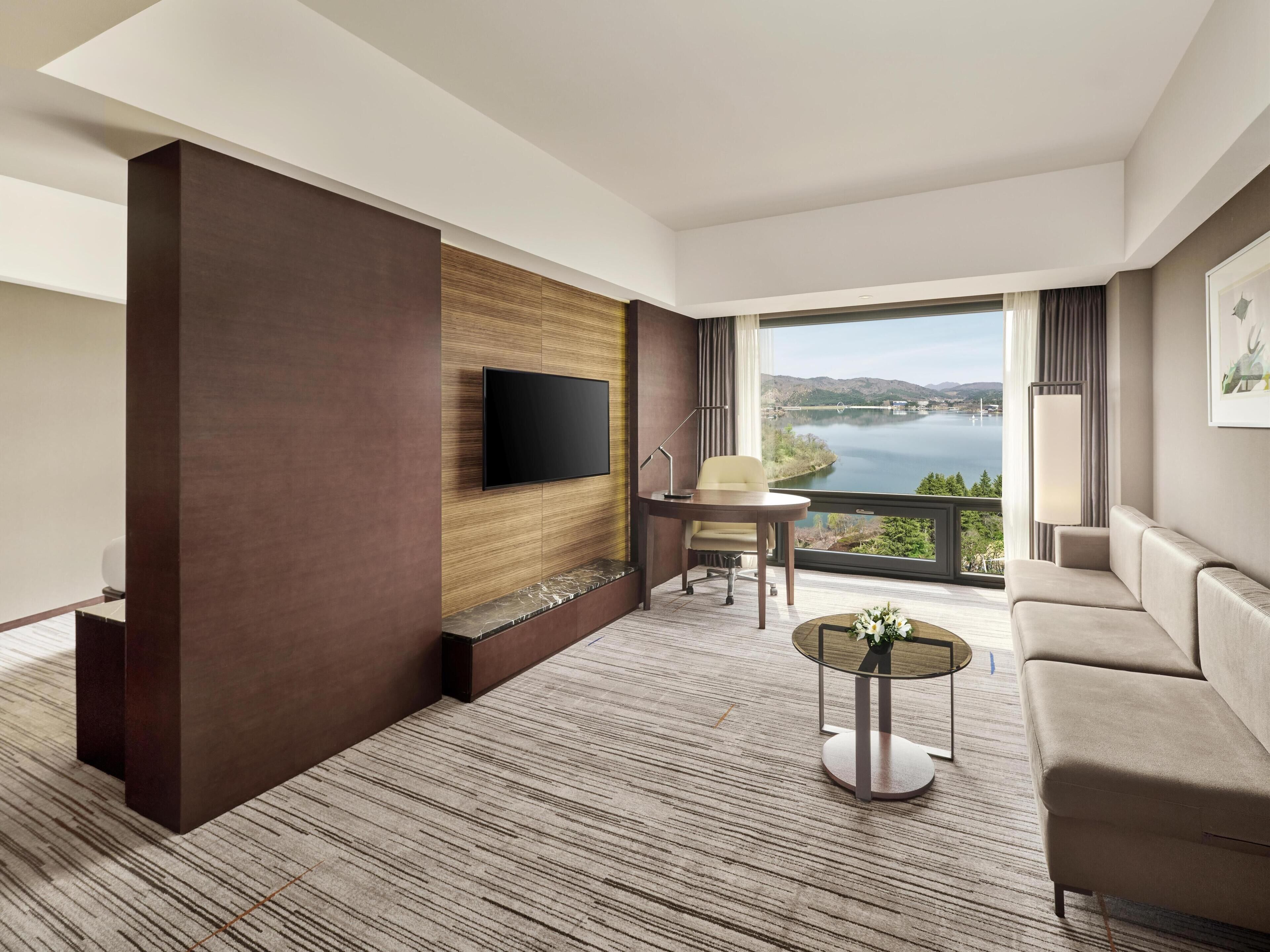 行政套房, 1 张特大床 (Premium) | 起居区 | 电视、收费电影