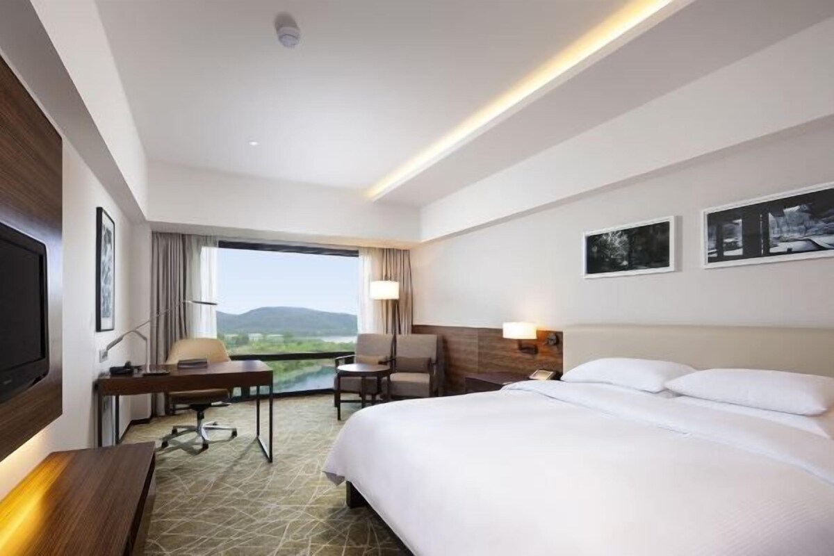 Executive King Room with Lake View