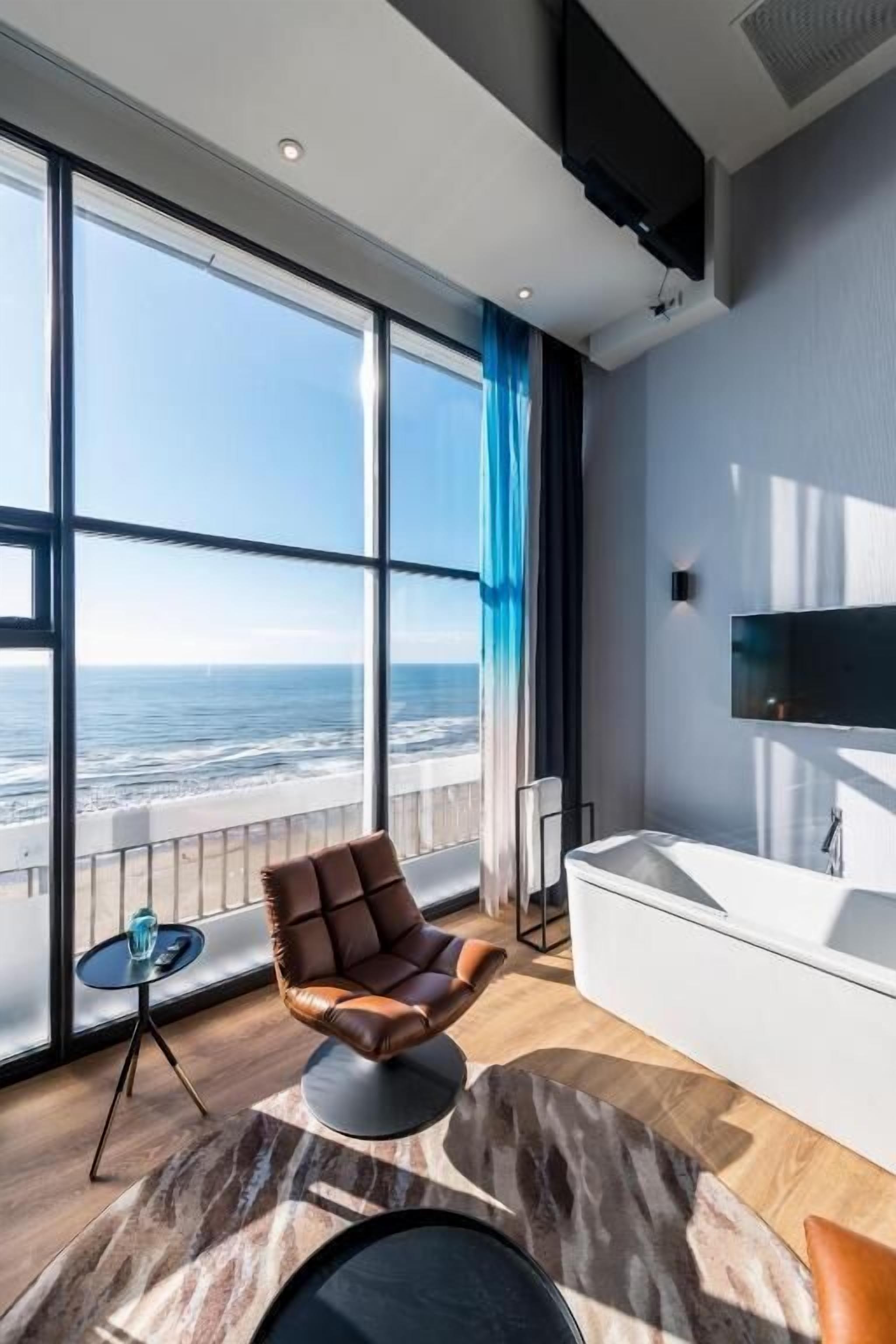 Luxury Studio Suite | 1 bedroom, iron/ironing board, free WiFi, bed sheets