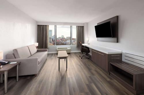 Junior suite, niet-roken (1 King Bed) | Luxe beddengoed, pillowtop-bedden, een kluis op de kamer, een bureau