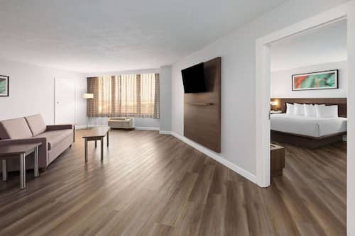 Luxe beddengoed, pillowtop-bedden, een kluis op de kamer, een bureau