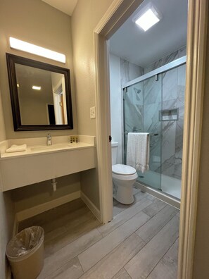 Habitación estándar, 1 cama de matrimonio | Escritorio, wifi gratis, ropa de cama
