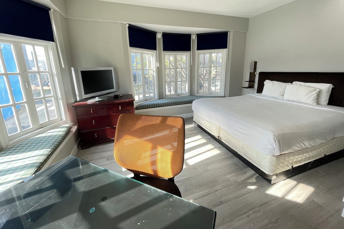 Desk, free WiFi, bed sheets