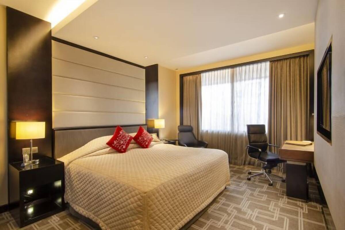 10 bedrooms, in-room safe, desk, blackout curtains
