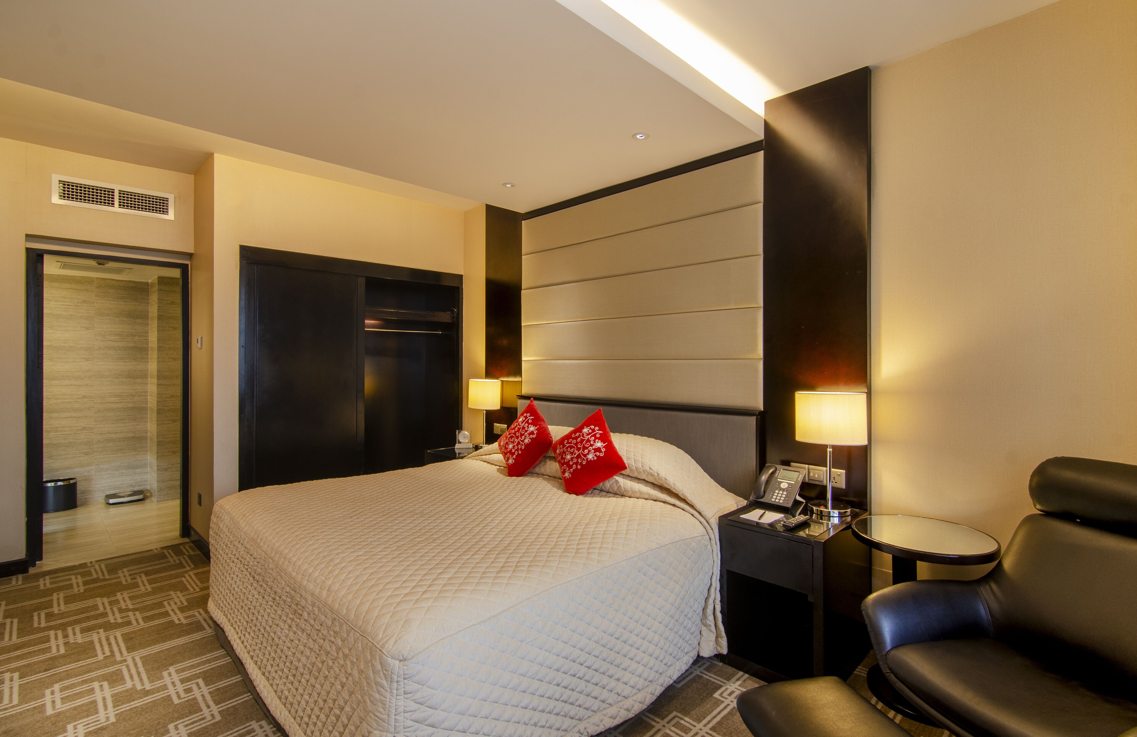 1 bedroom, in-room safe, individually decorated, individually furnished