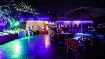 Bar à beira da piscina