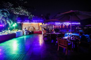 Bar en bord de piscine