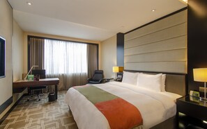 10 Schlafzimmer, Zimmersafe, individuell dekoriert