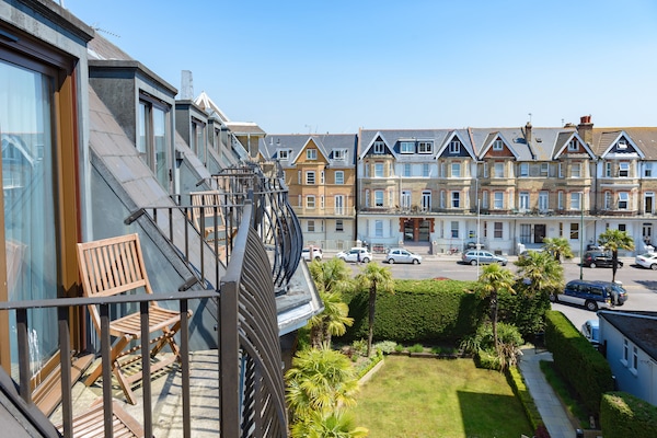 Standard Room, 1 Double Bed, Non Smoking, Balcony | Premium bedding, in-room safe, individually decorated