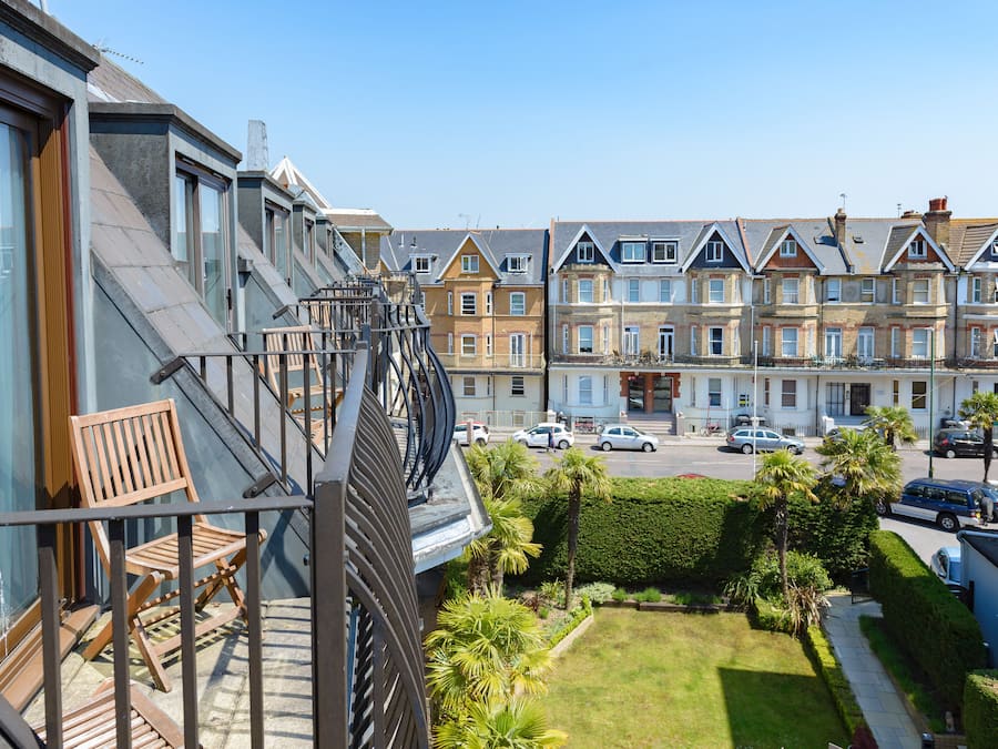 Habitación estándar, 1 cama doble, no fumadores, balcón | Ropa de cama de alta calidad, caja fuerte, decoración individual