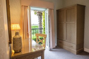Suite, 1 cama de matrimonio grande, balcón, vistas al jardín | Ropa de cama de alta calidad, caja fuerte, decoración individual
