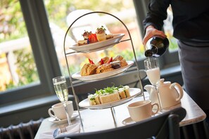 Petit-déjeuner et dîner servis sur place, vue sur le jardin 