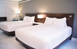 Ropa de cama de alta calidad y caja de seguridad en la habitación