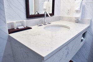 Eco-friendly toiletries, hair dryer, towels, soap - The Fontana Hotel (Indianapolis)