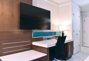 Ropa de cama de alta calidad y caja de seguridad en la habitación 