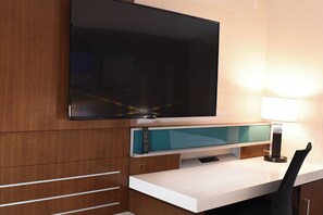 高級寢具、房內夾萬、書桌、遮光窗簾/窗簾