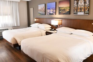 Habitación, 2 camas Queen size, para no fumadores | Ropa de cama de alta calidad y caja de seguridad en la habitación 