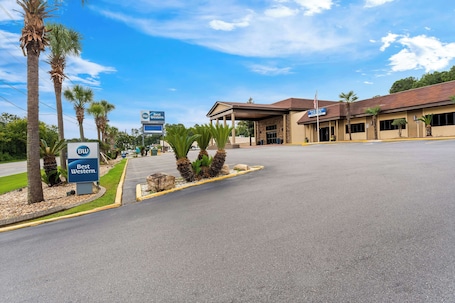 Exterior. Best Western Riverside Inn