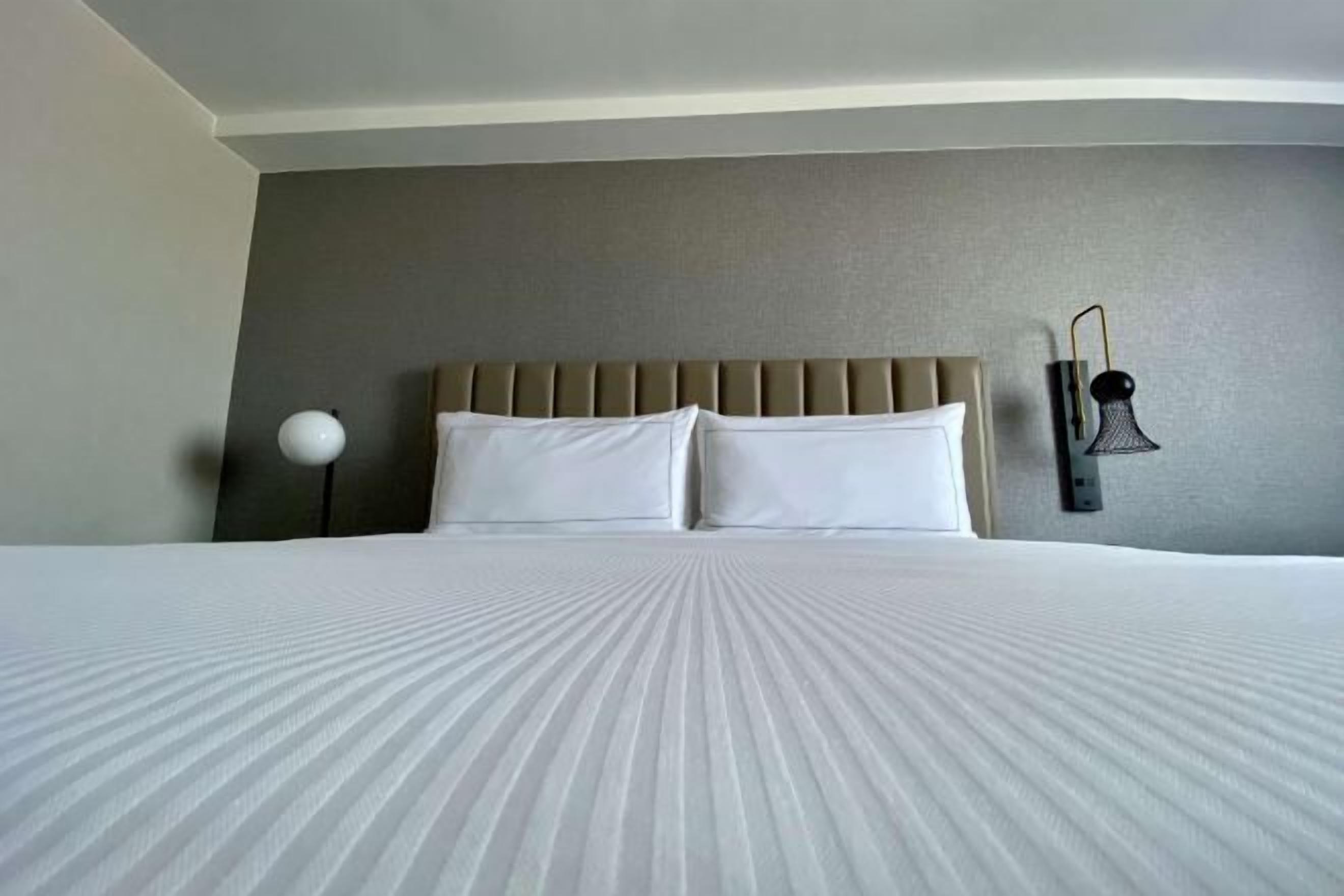 房內夾萬、書桌、手提電腦工作空間、熨斗/熨衫板