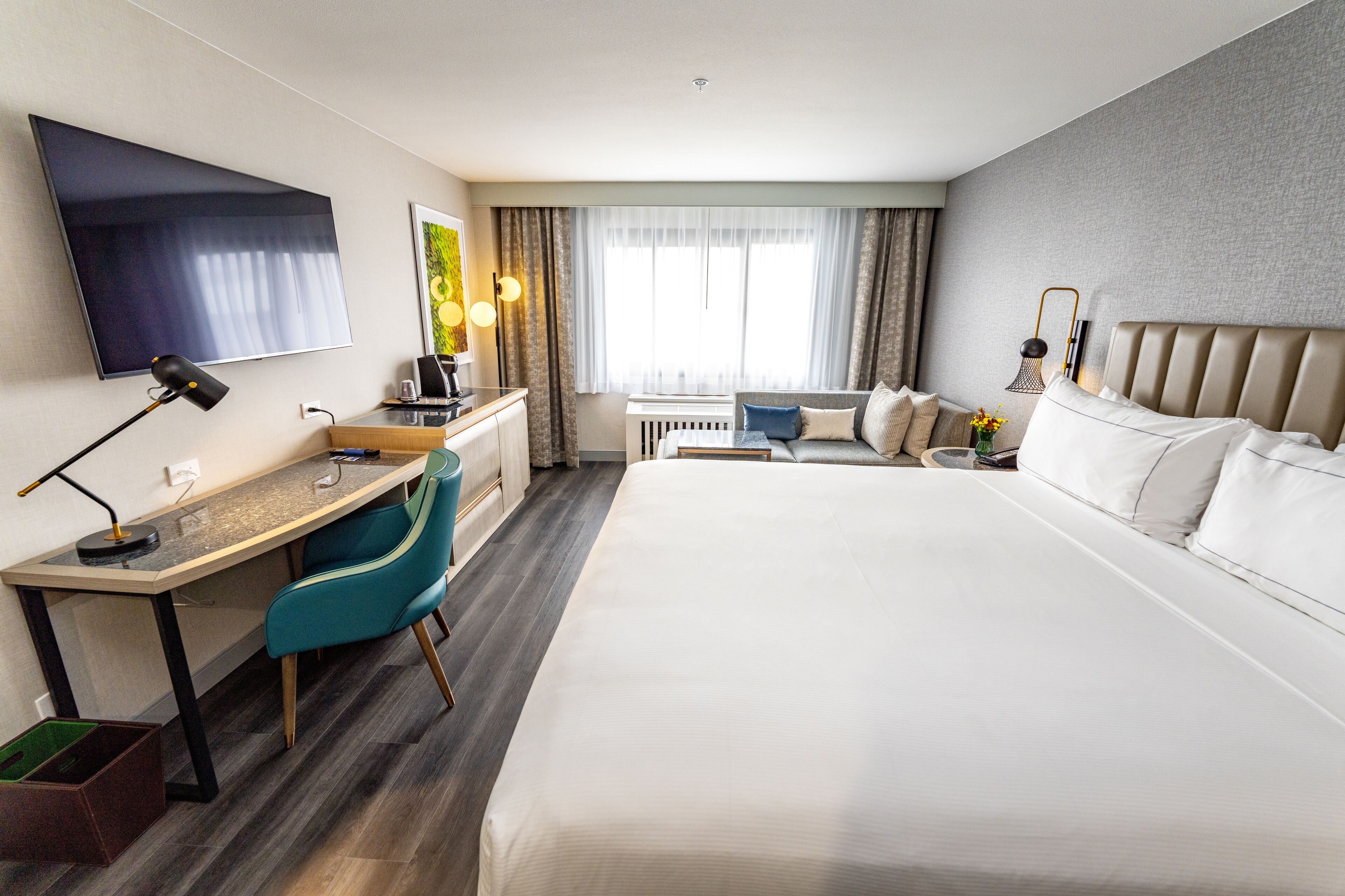 Deluxe Room, 1 King Bed, Accessible (Mobility & Hearing, Roll-in Shower)