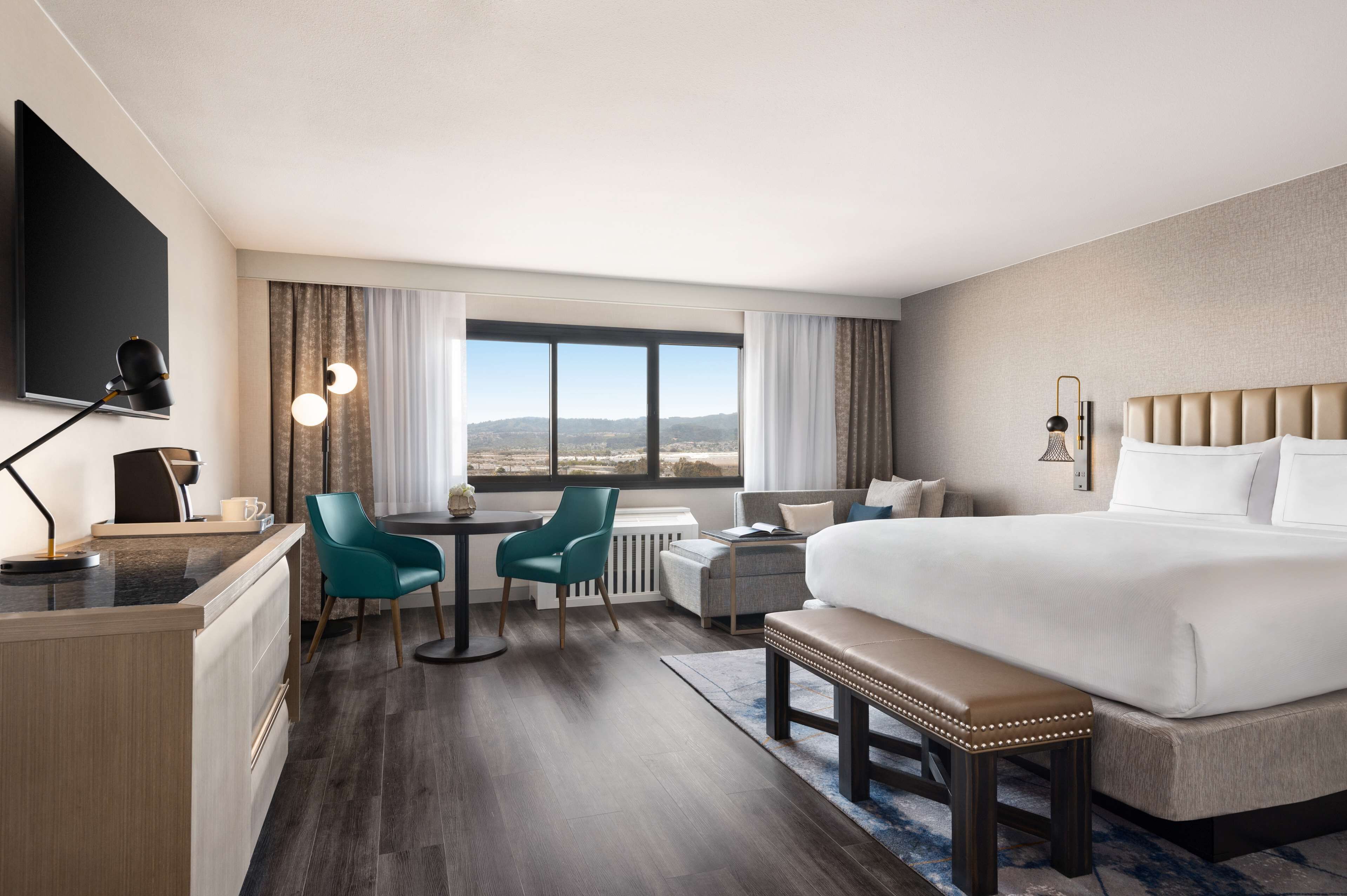 Brankas, meja kerja, ruang kerja ramah laptop, dan setrika/meja setrika