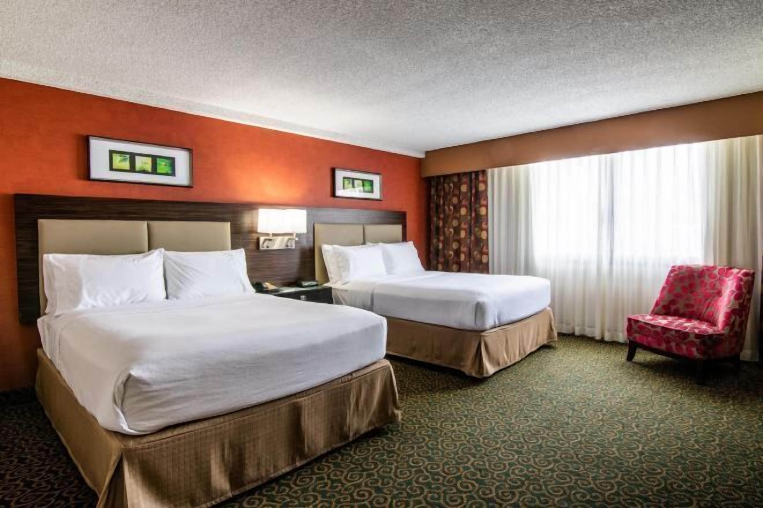 房內夾萬、書桌、手提電腦工作空間、熨斗/熨衫板