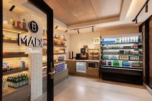 Snack bar - DoubleTree by Hilton San Francisco South Airport Blvd (South San Francisco)