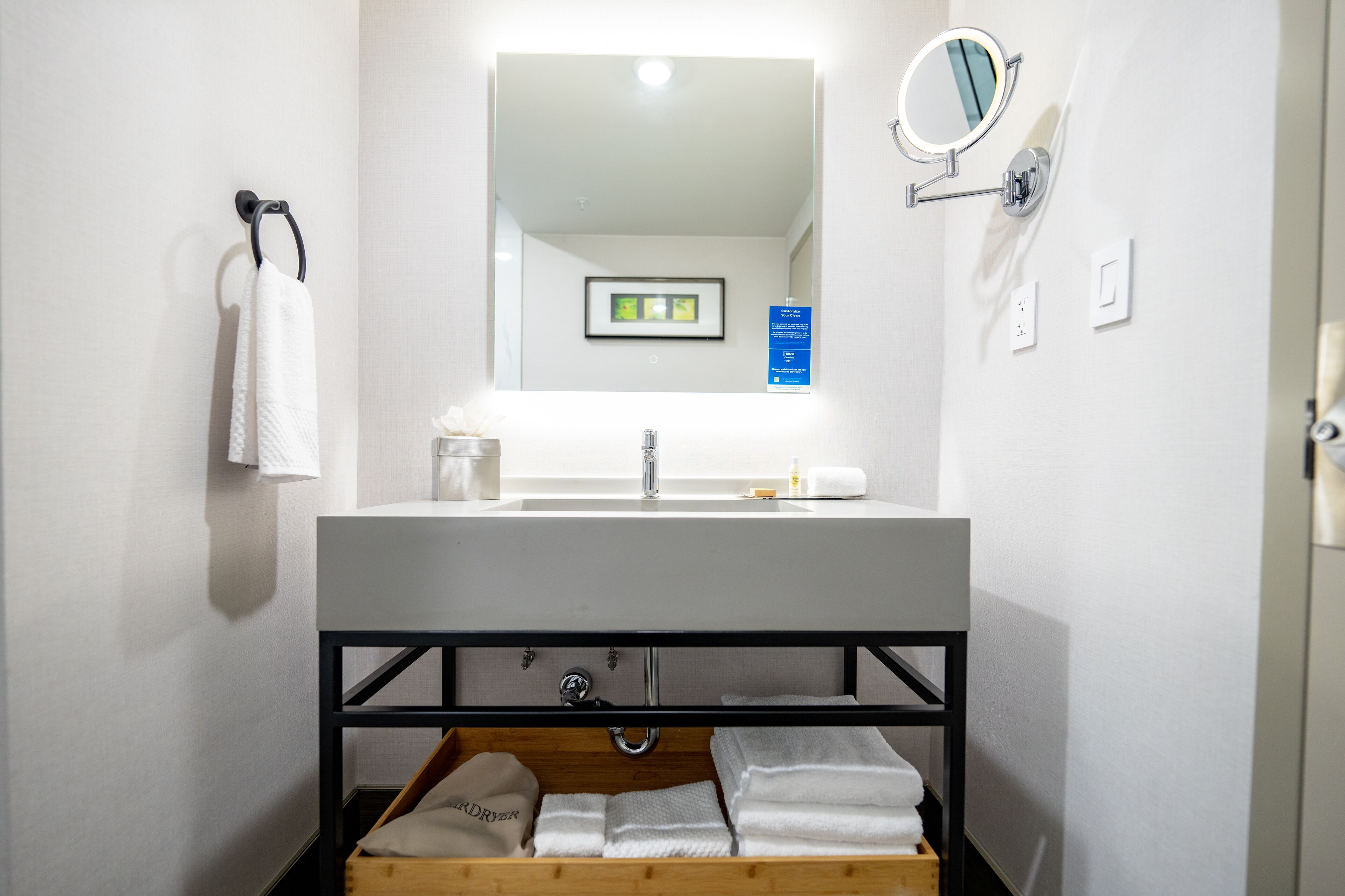 Habitación Deluxe, 2 camas de matrimonio, bañera (Mobility & Hearing) | Baño | Ducha, artículos de higiene personal ecológicos y secador de pelo