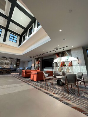 Lobby - DoubleTree by Hilton San Francisco South Airport Blvd (South San Francisco)