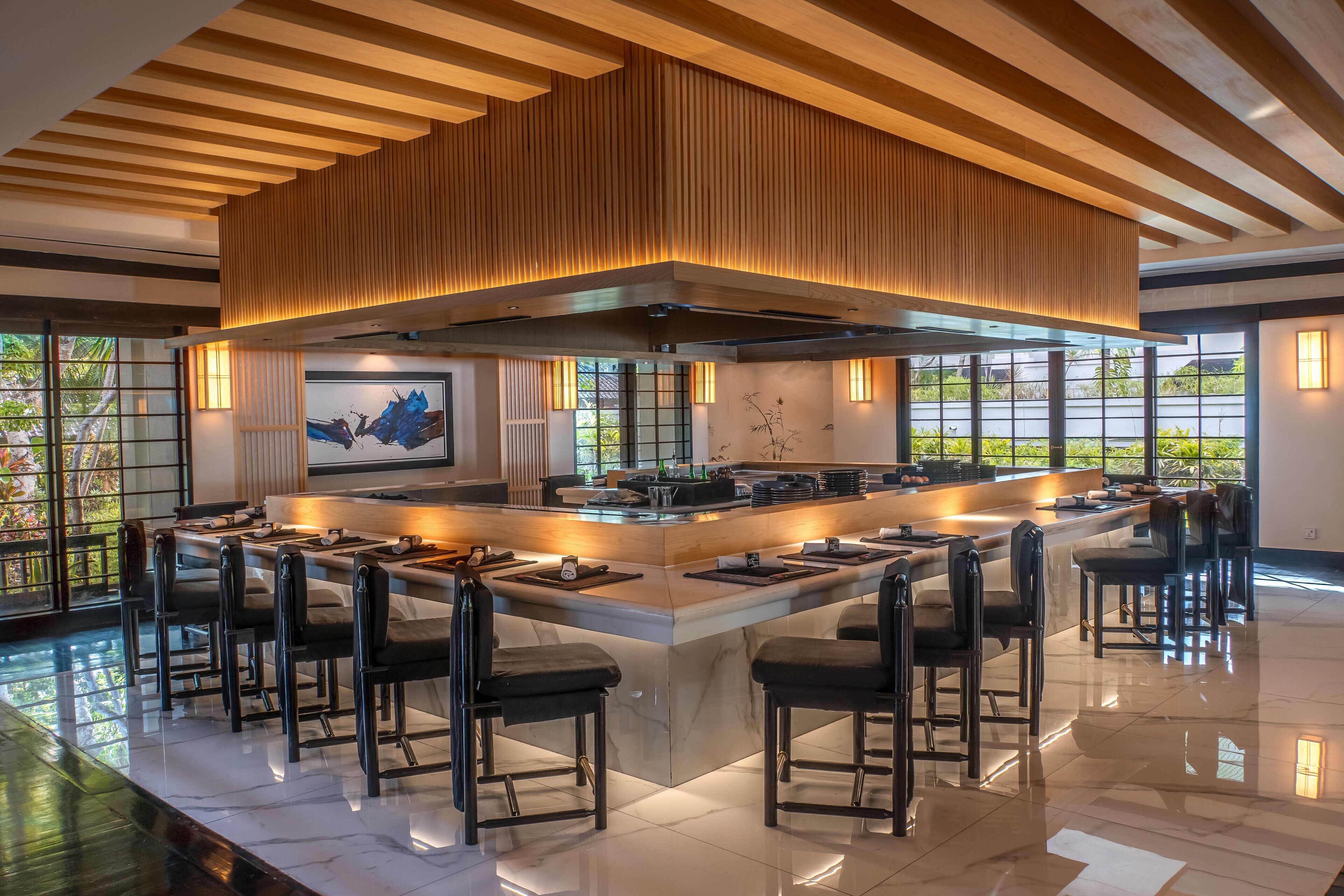 4 restaurants, lunch, dinner served; international cuisine