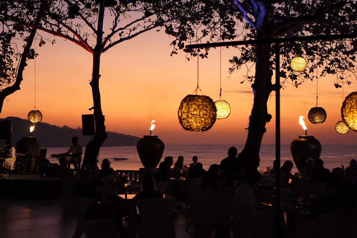 4 restaurants, lunch, dinner served; international cuisine