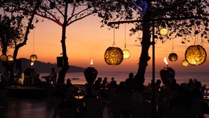 4 restaurants, lunch, dinner served; international cuisine