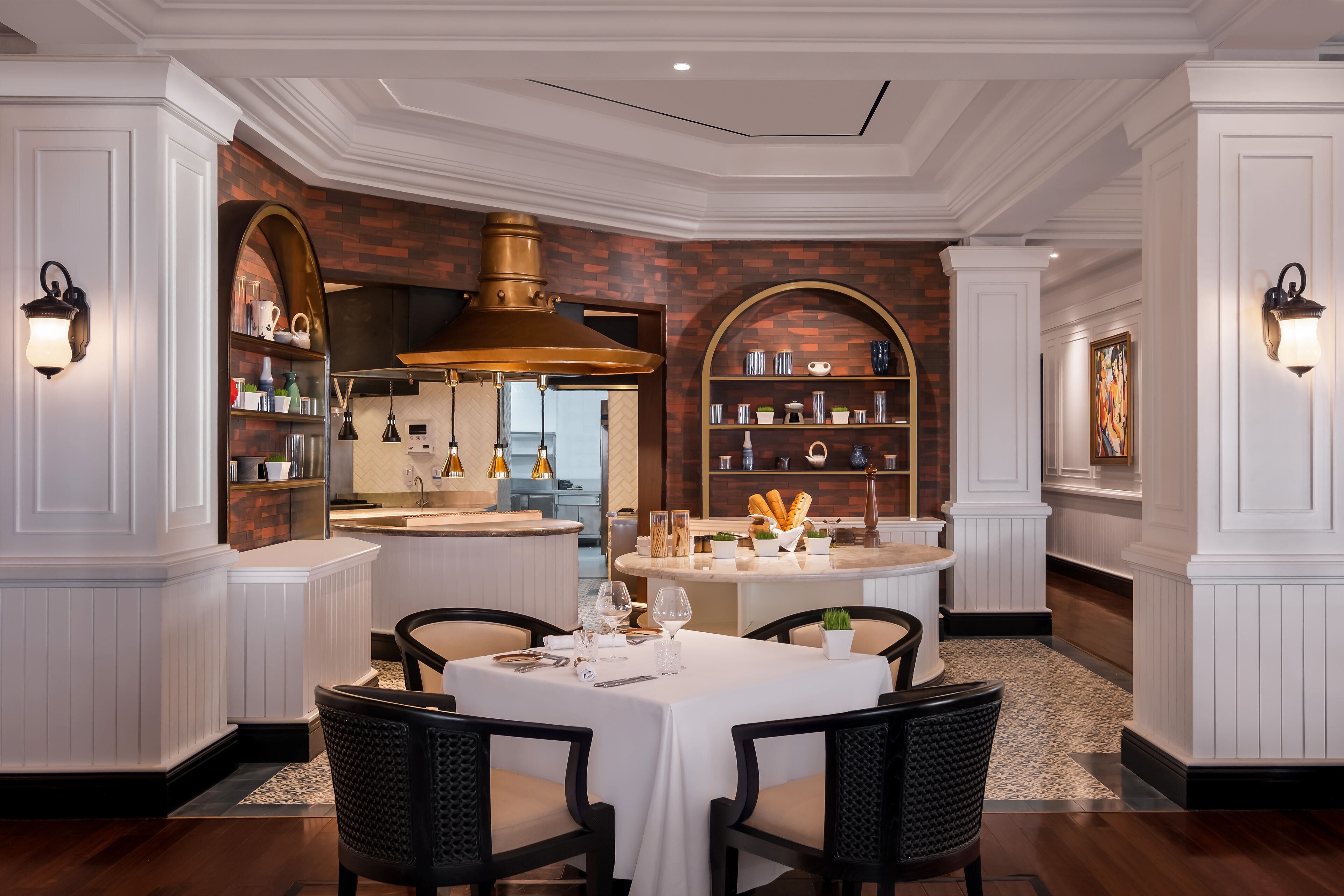 4 restaurants, lunch, dinner served; international cuisine