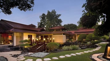 4 restaurants; lunch and dinner served