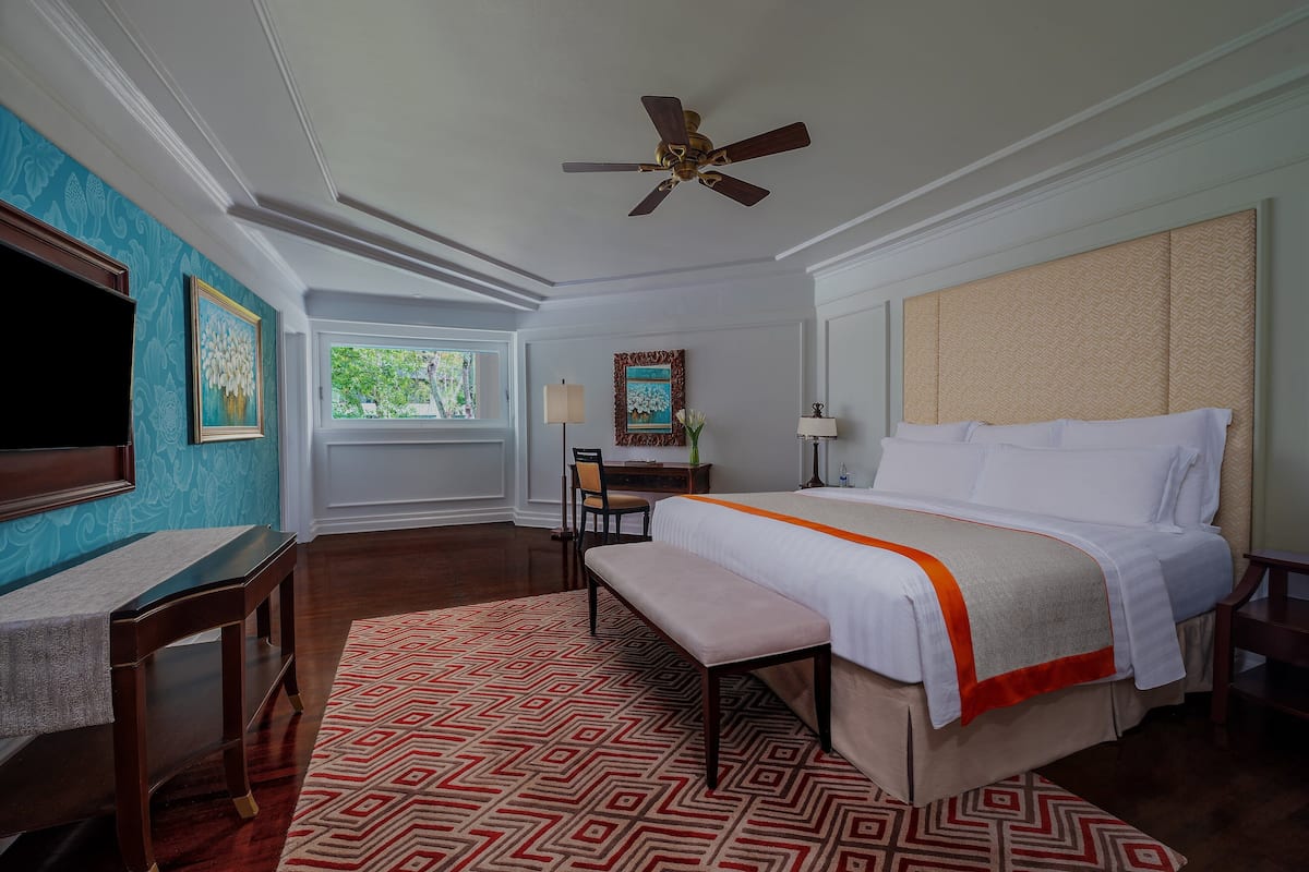 Suite, 1 Bedroom, Club lounge access | 1 bedroom, Egyptian cotton sheets, premium bedding, minibar
