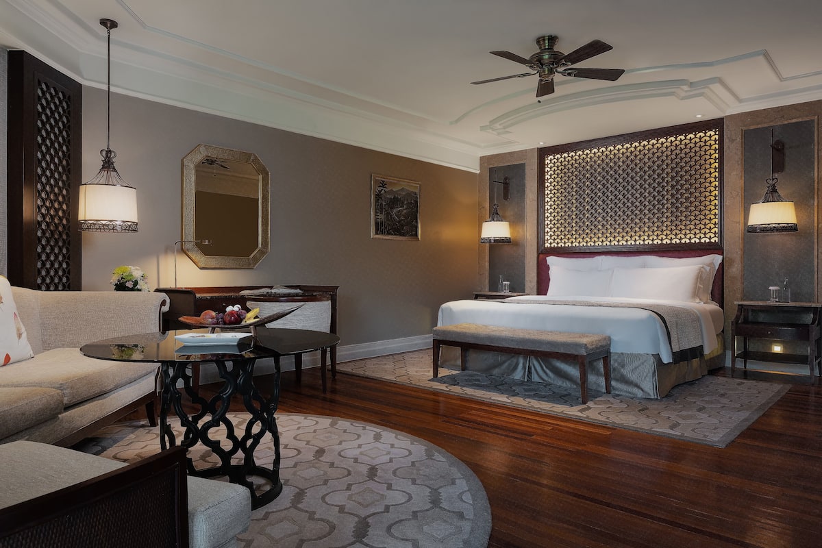 Premium Room, 1 King Bed, Club lounge access, Garden View (Balcony)