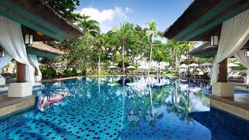 6 outdoor pools, pool loungers
