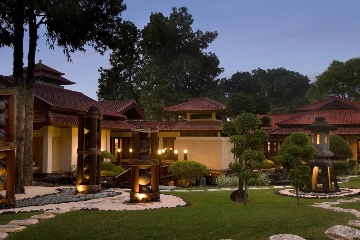 4 restaurants, lunch, dinner served; international cuisine