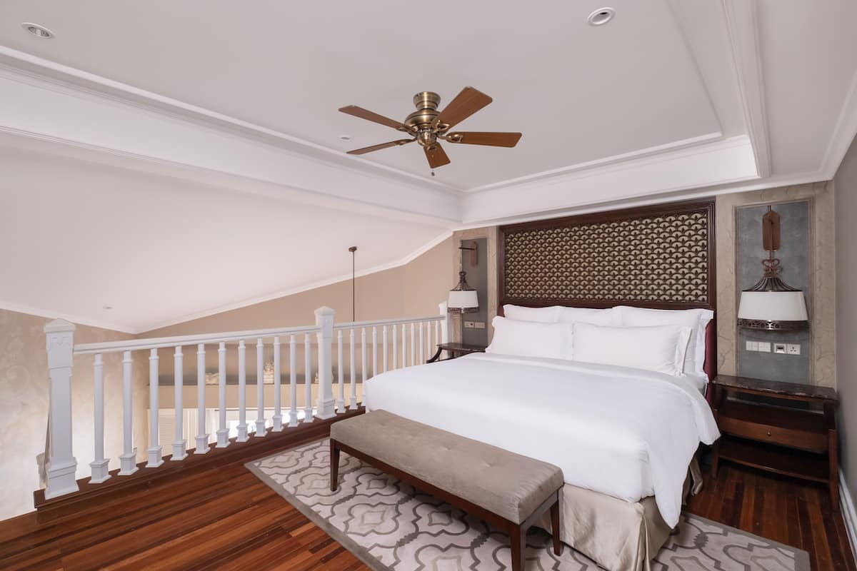 Premium Room, 1 King Bed, Club lounge access, Mezzanine (Balcony)