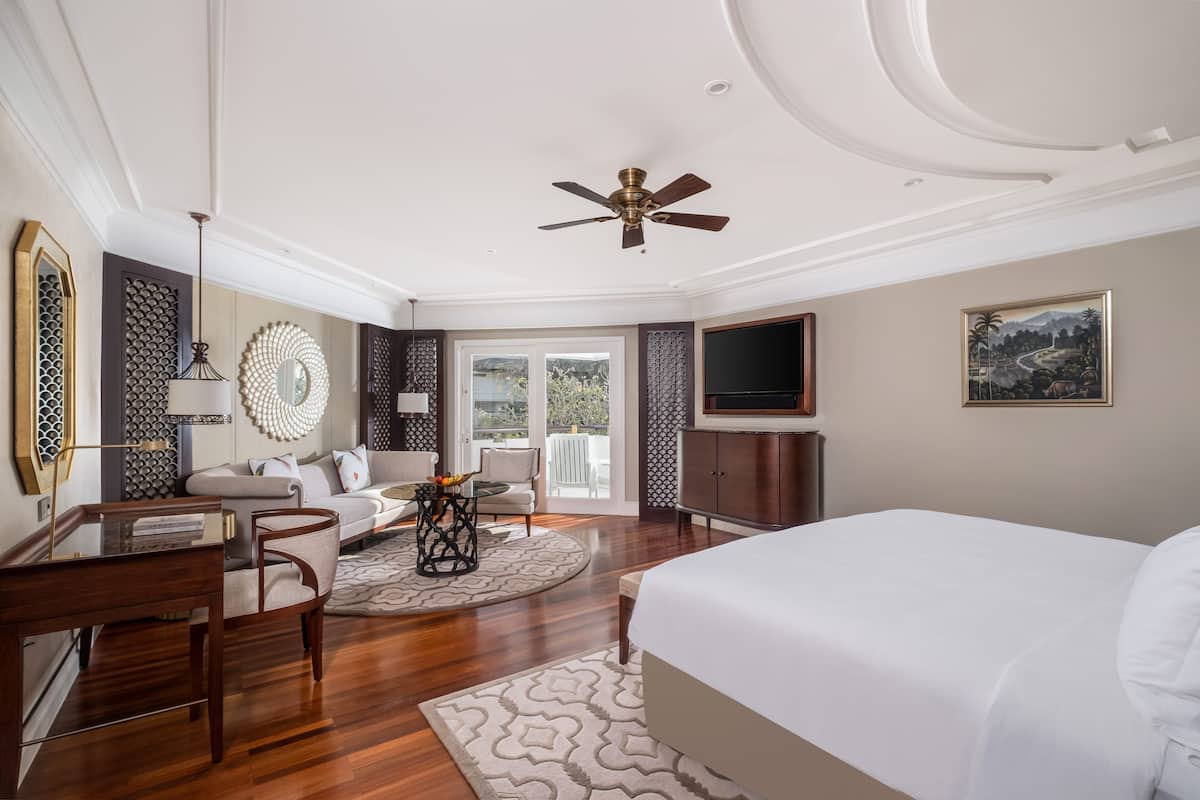 Premium Room, 1 King Bed, Club lounge access, Garden View (Balcony) | 1 bedroom, Egyptian cotton sheets, premium bedding, minibar