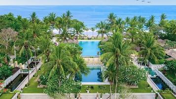 6 outdoor pools, sun loungers